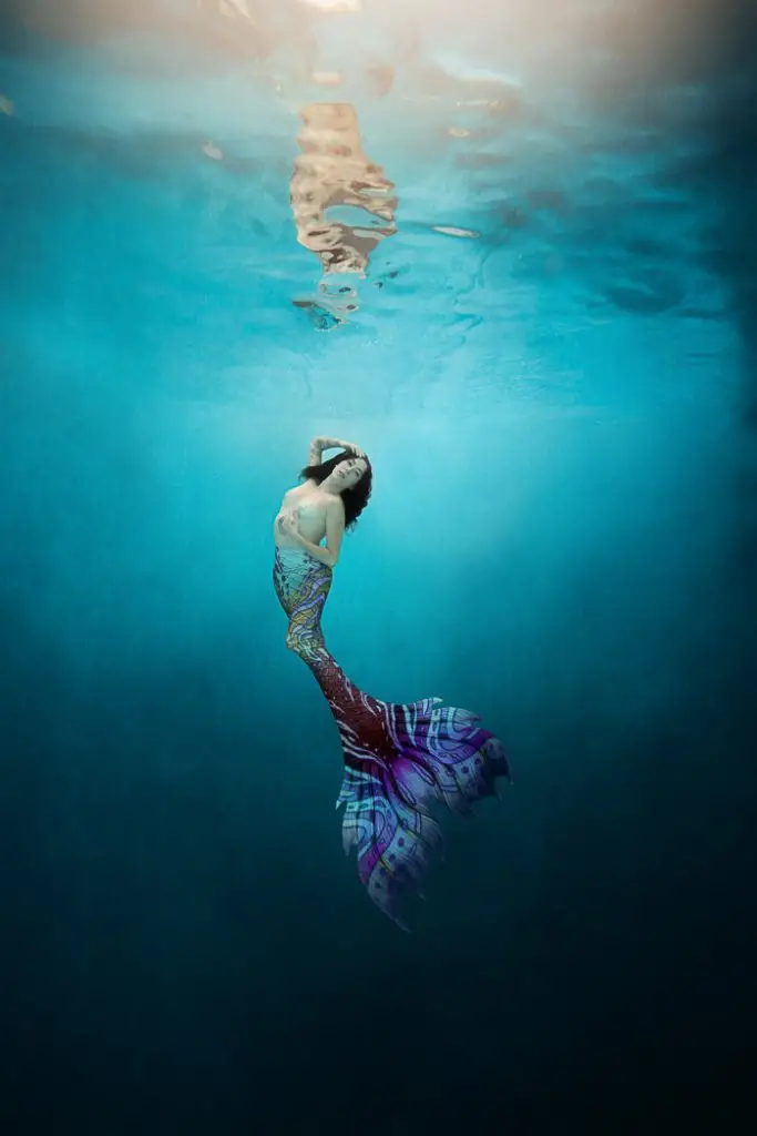 woman in a mermaid tail during her underwater photoshoot in new york